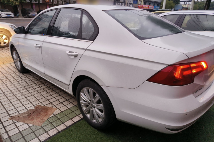 大众 宝来 2016款 1.6L 自动舒适型车身外观4