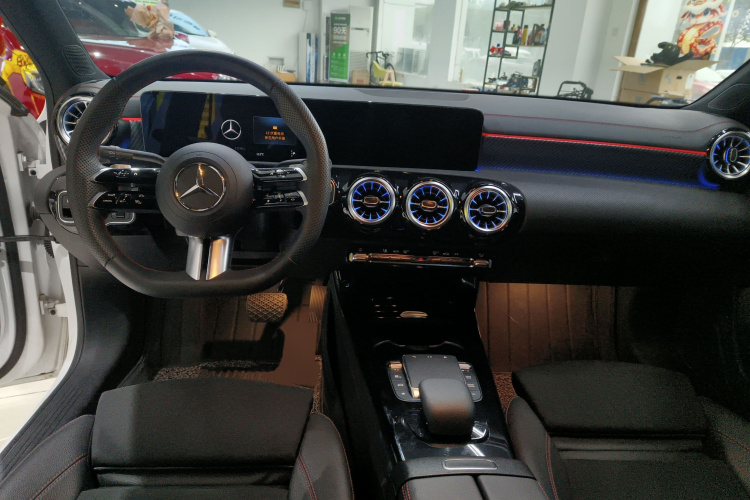 奔驰A级 2023款 A 200 L 时尚型中控内饰12