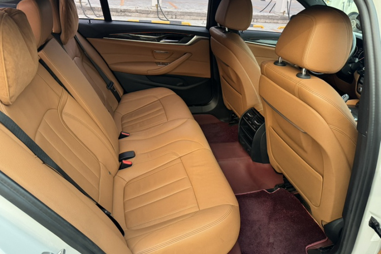 宝马5系 2019款 530Li 领先型 M运动套装中控内饰7001