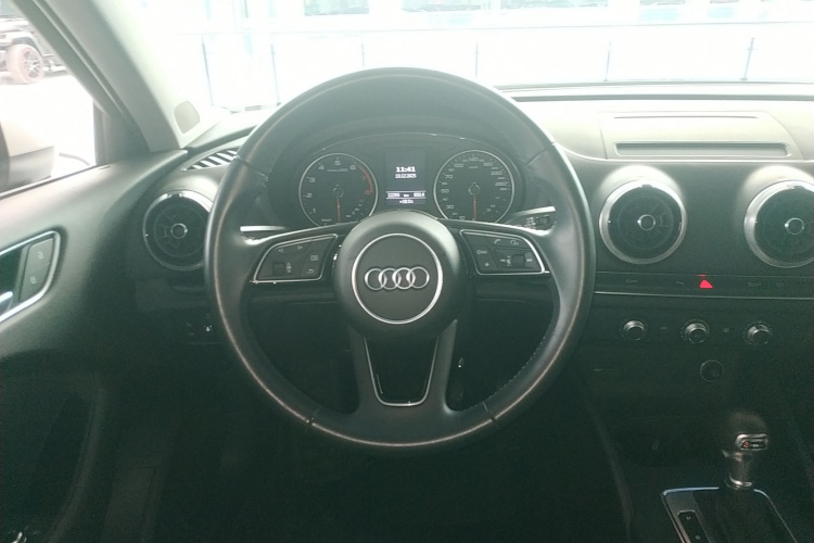 奥迪A3 2018款 30周年年型 Sportback 35 TFSI 时尚型局部细节13