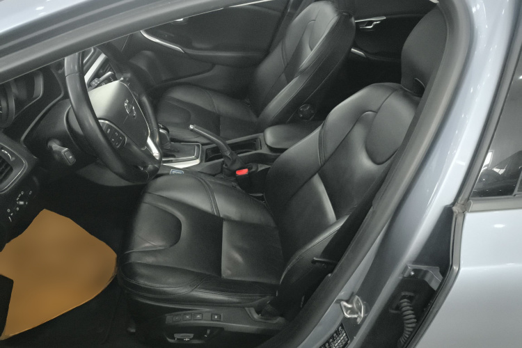 沃尔沃V40 2019款 T3 智逸版中控内饰19