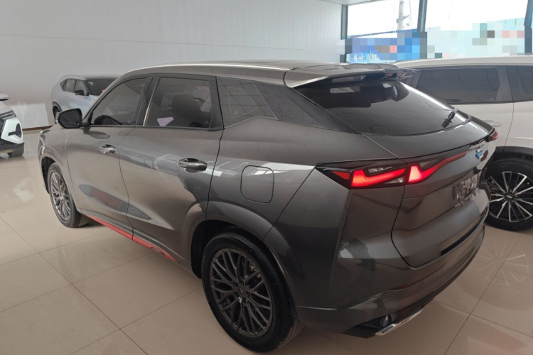 长安欧尚Z6 2022款 蓝鲸 1.5T DCT智尊型车身外观4