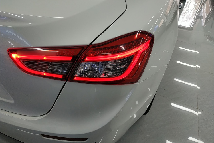 玛莎拉蒂 Ghibli 2014款 3.0T 标准版车身外观9