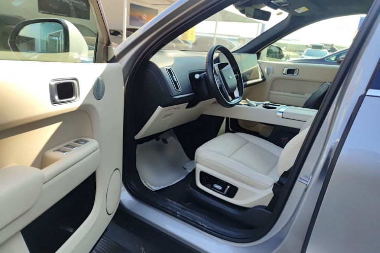 理想汽车 理想L9 2022款 Max中控内饰20