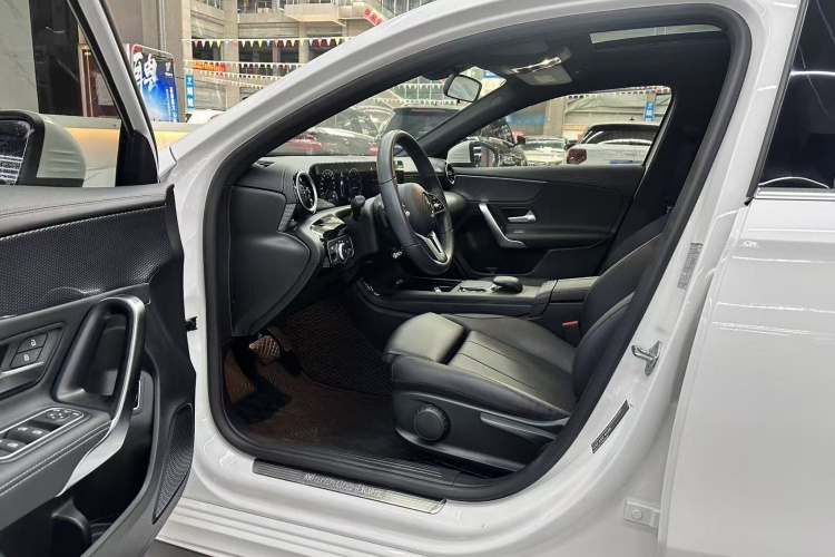 奔驰A级 2022款 改款 A 200 L 运动轿车动感型局部细节19