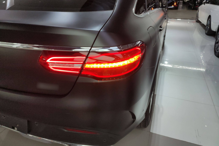 奔驰GLE轿跑 2017款 GLE 320 4MATIC 轿跑SUV车身外观9