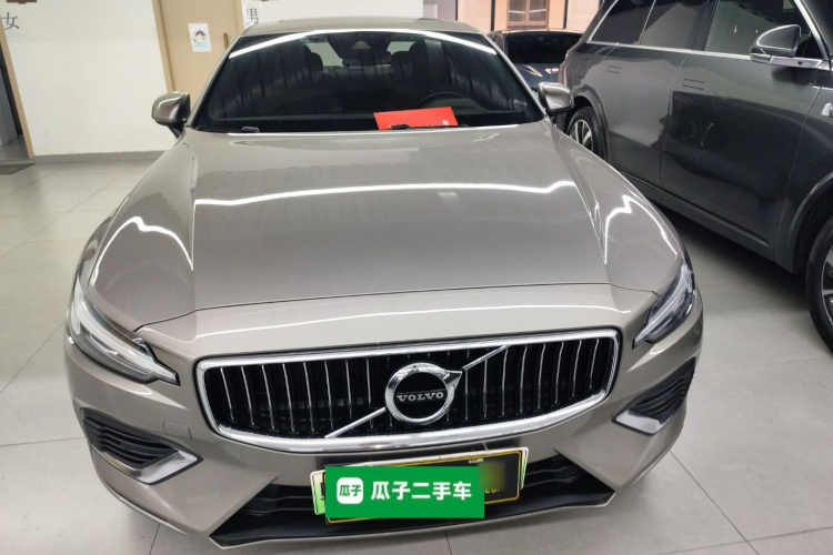 沃尔沃S60新能源 2022款 T8 E驱混动 四驱智逸豪华版车身外观2