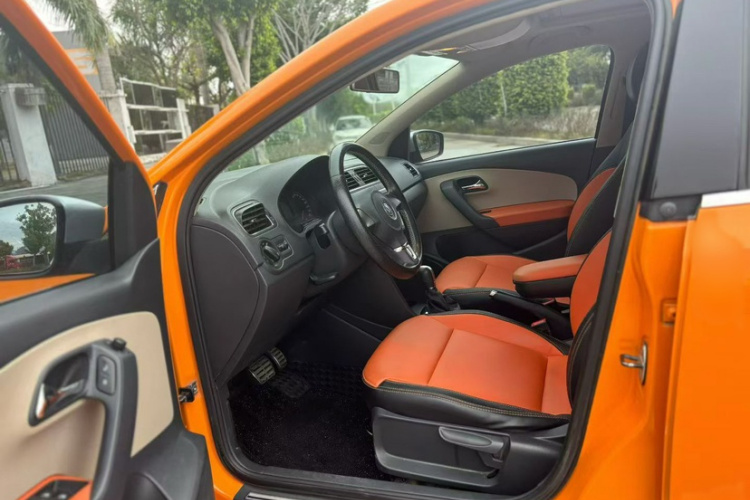 大众 2012款 1.6L Cross Polo AT中控内饰7003