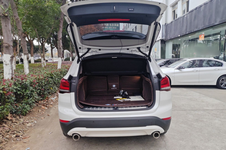 宝马X1 2021款 sDrive25Li 领先型机舱底盘23