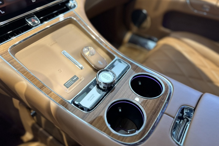 鸿蒙智行 尊界S800 2025款 增程 星辉行政版 4座中控内饰7012