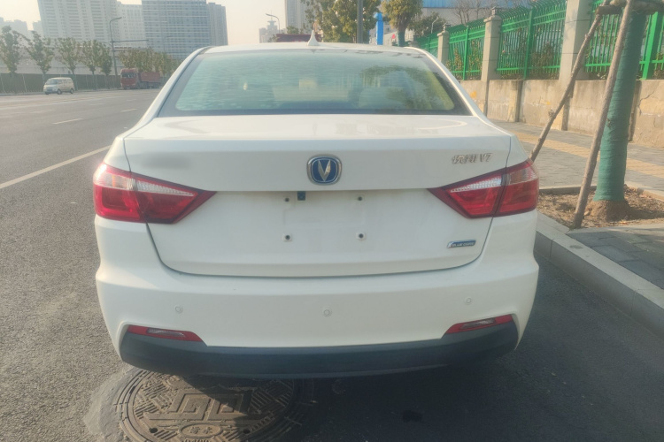 长安 悦翔V7 2015款 1.6L 手动乐享型 国V车身外观6