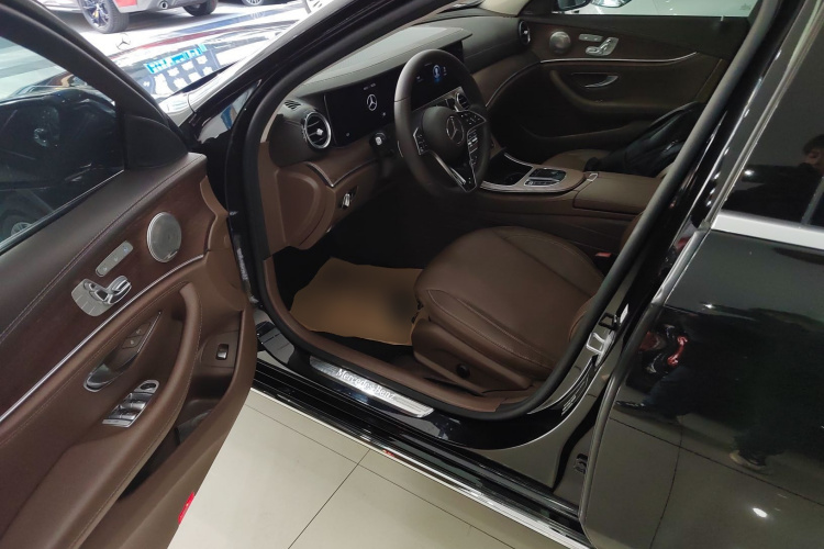 奔驰E级 2023款 改款 E 300 L 时尚型中控内饰20