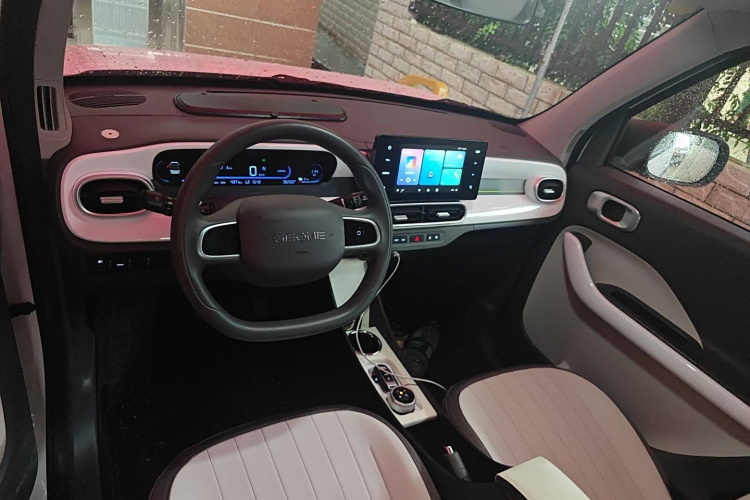 吉利银河 2025款 210km 熊猫骑士中控内饰7002