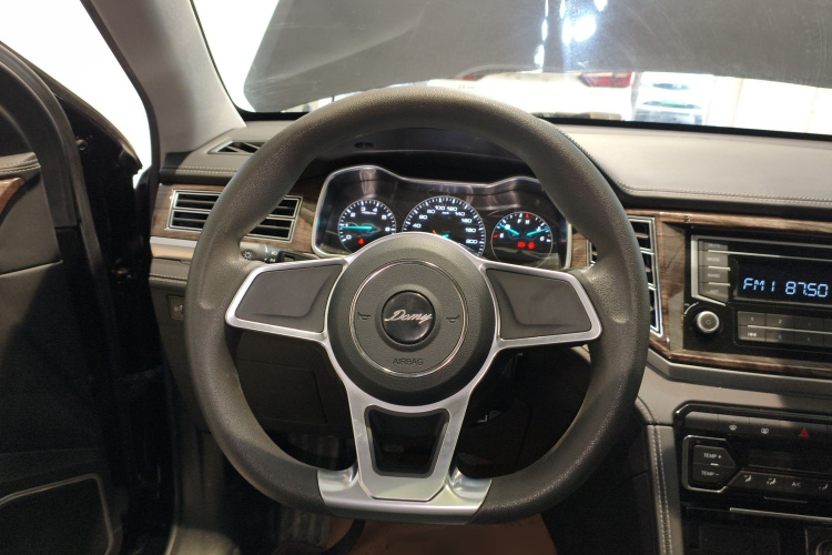 众泰 大迈X7 2017款 上进版 1.5T 手动庐山型中控内饰13