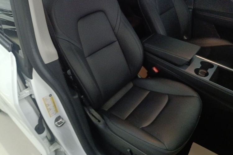 特斯拉 Model Y 2021款 标准续航后驱版局部细节41