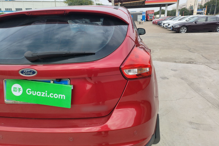 福特 福克斯 2015款 两厢 1.6L 自动风尚型车身外观9