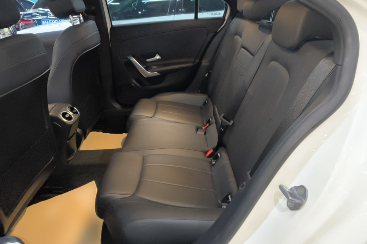 奔驰A级 2020款 改款二 A 180 L 运动轿车中控内饰7004