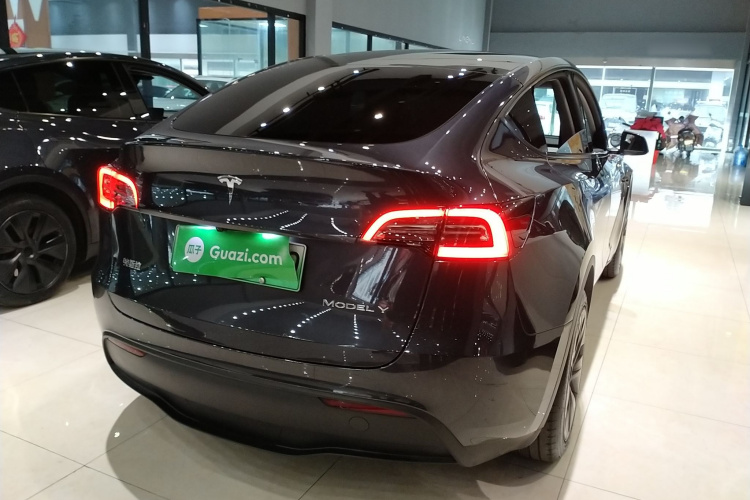 特斯拉 Model Y 2024款 后轮驱动版车身外观7