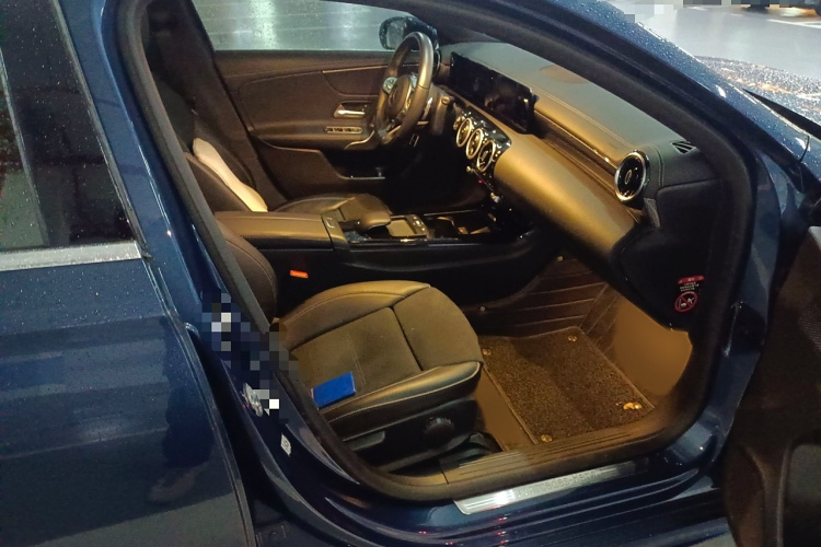 奔驰A级 2019款 A 180 L 运动轿车局部细节9005