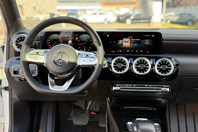 奔驰A级 2022款 改款三 A 200 L 运动轿车时尚型局部细节13