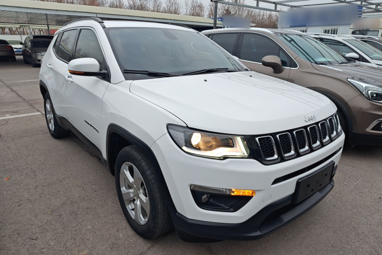 Jeep 指南者 2020款 220T 自动精英版车身外观3