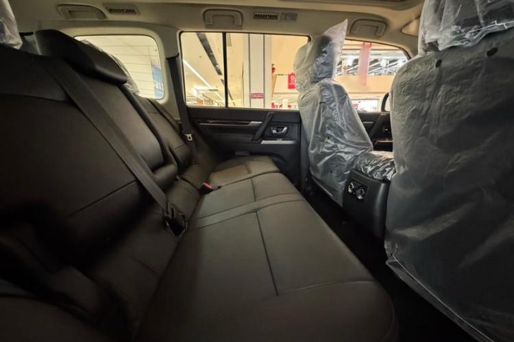 三菱 帕杰罗(进口) 2022款 帕杰罗V93 3.0L GLS 织物(中东)中控内饰7012