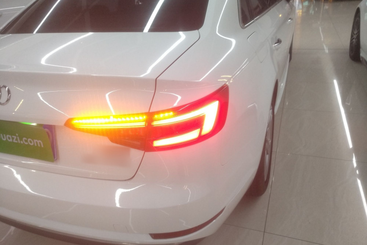 奥迪A4L 2018款 30周年年型 40 TFSI 进取型车身外观9