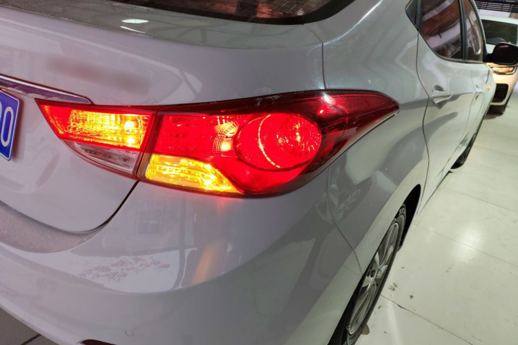 现代 朗动 2015款 1.6L 自动时尚型车身外观9