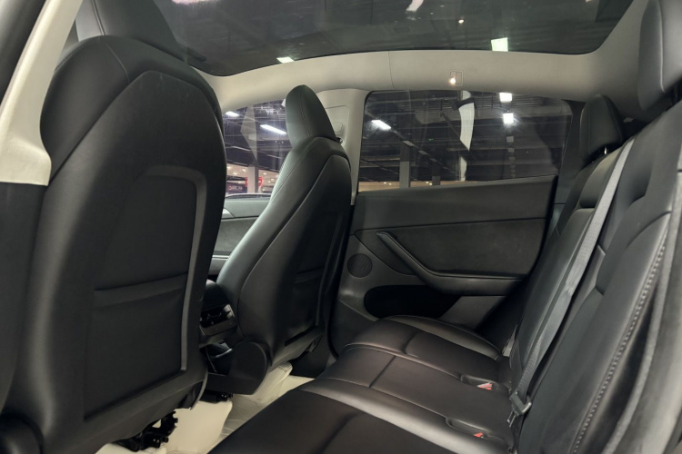 特斯拉 Model Y 2023款 长续航全轮驱动版中控内饰7004