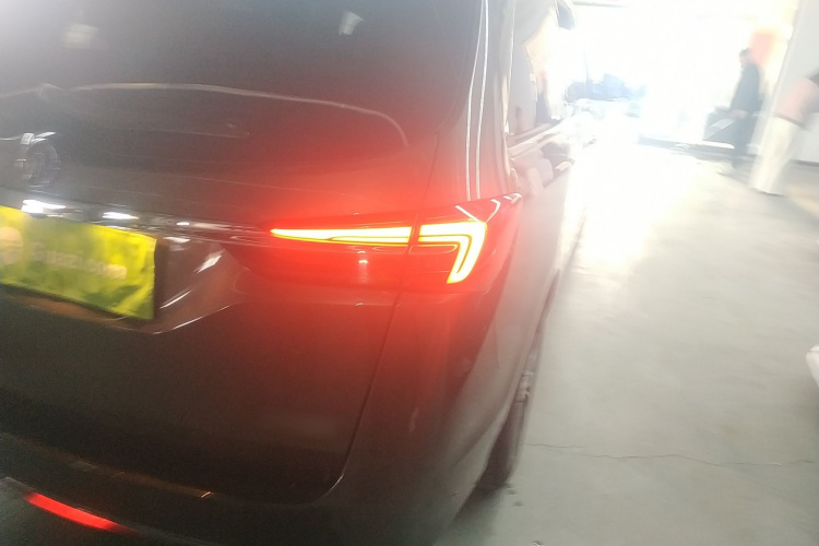 别克GL8 2023款 陆上公务舱 智享型车身外观9