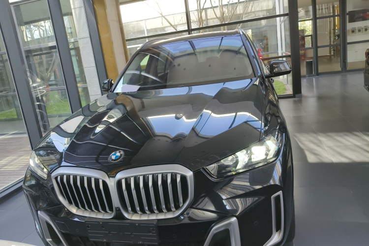 宝马X5 2023款 xDrive 30Li 尊享型M运动套装车身外观2