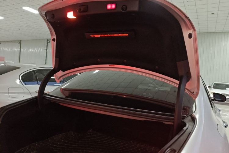 奔驰E级 2017款 改款 E 300 运动型局部细节23