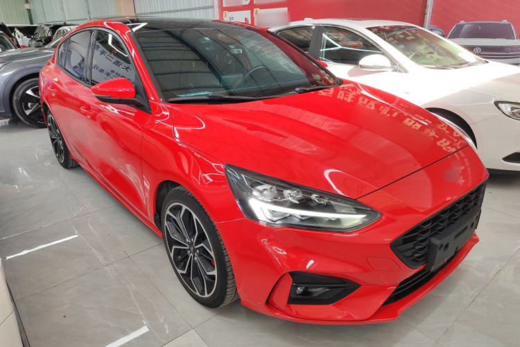 福特 福克斯 2019款 三厢 EcoBoost 180 自动ST Line车身外观3