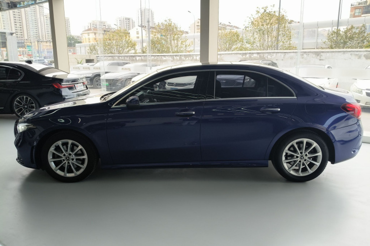 奔驰A级 2020款 改款 A 200 L 运动轿车时尚型车身外观4