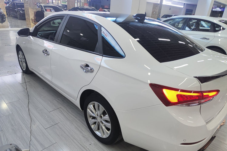 别克 英朗 2021款 改款 典范 1.5L 自动精英型车身外观4