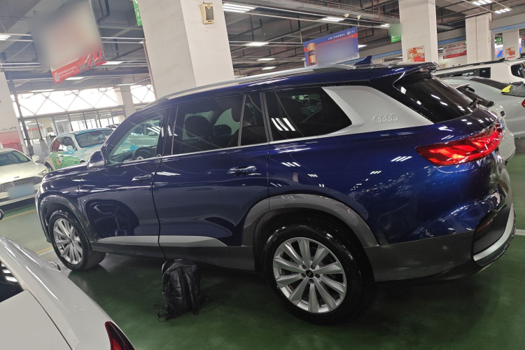 奥迪Q6 2024款 50 TFSI quattro 行云型 羽林套装 6座车身外观4