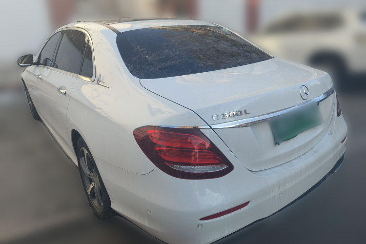 奔驰E级 2018款 E 300 L 运动时尚型车身外观5