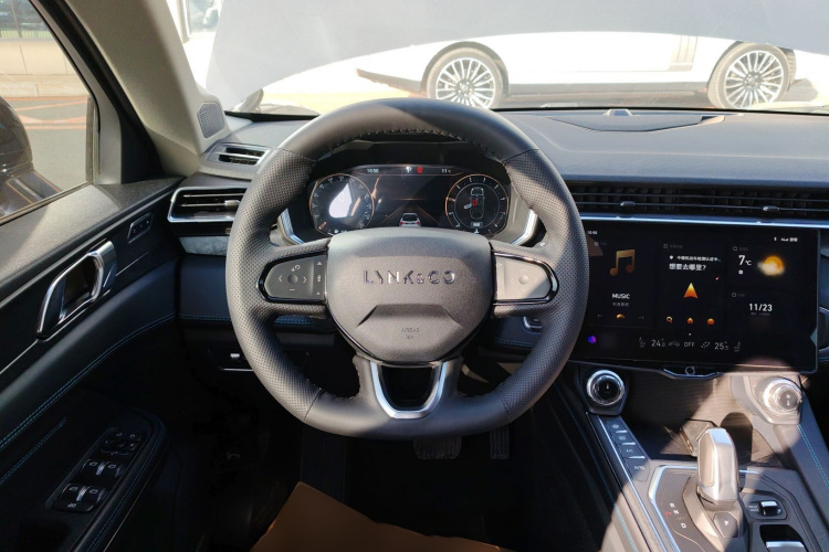 领克05 2020款 2.0TD 两驱耀Halo中控内饰13