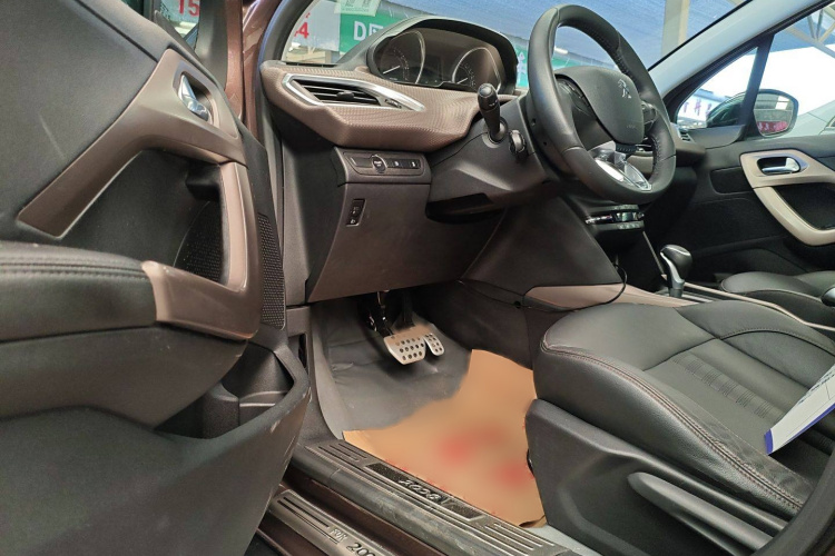 标致2008 2014款 1.6L 自动领航版中控内饰7002