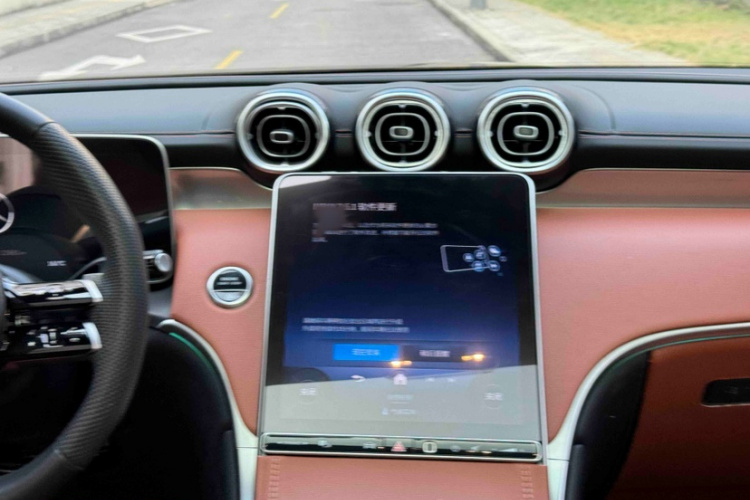 奔驰GLC 2023款 改款 GLC 260 L 4MATIC 豪华型 5座中控内饰7009