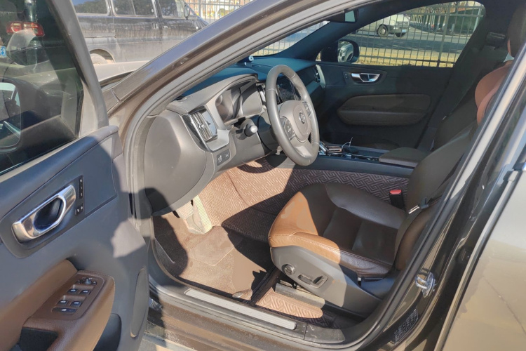 沃尔沃XC60 2022款 B5 四驱智逸豪华版中控内饰20
