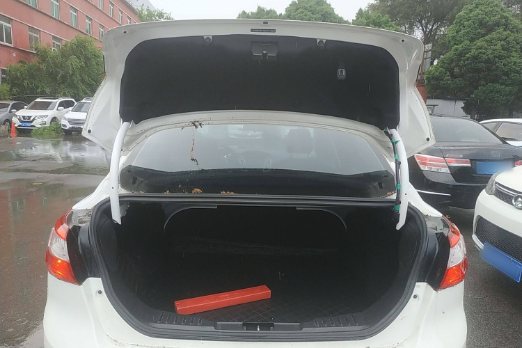 福特 福克斯 2012款 三厢 1.6L 自动风尚型中控内饰23