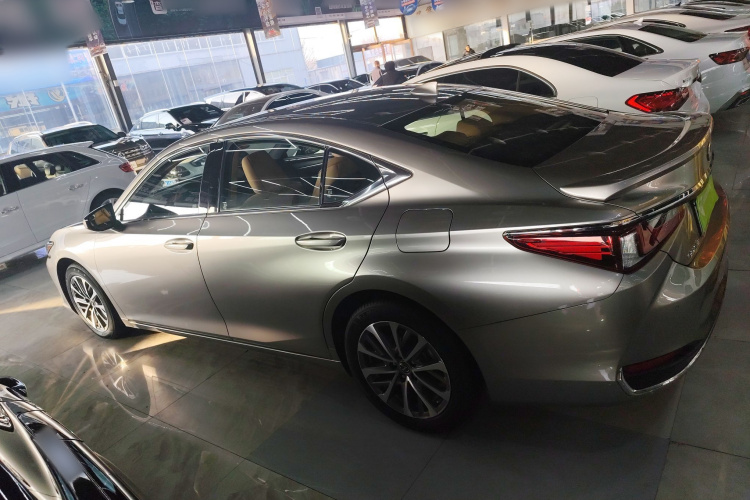 雷克萨斯ES 2022款 300h 卓越版车身外观4