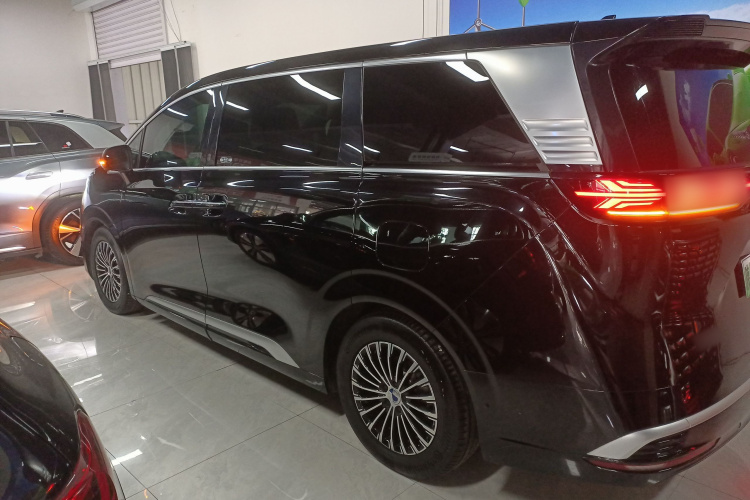 腾势D9 2022款 EV 600 四驱旗舰型车身外观4