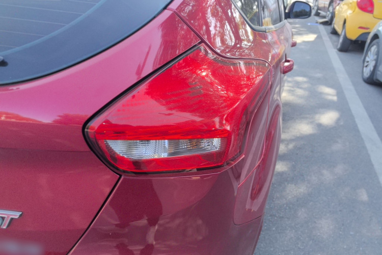 福特 福克斯 2018款 两厢经典 1.6L 自动风尚型智行版车身外观9