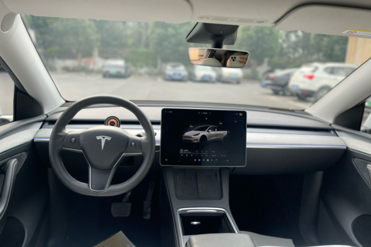 特斯拉 Model Y 2023款 长续航全轮驱动版中控内饰7002