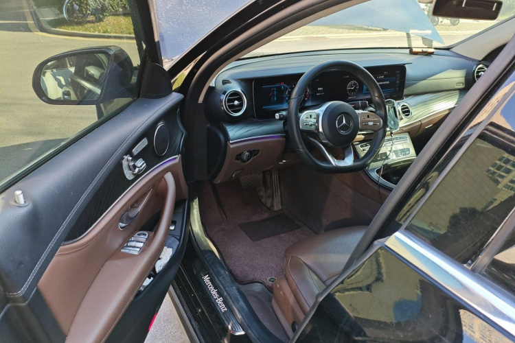 奔驰E级 2019款 E 300 L 运动时尚型中控内饰7003