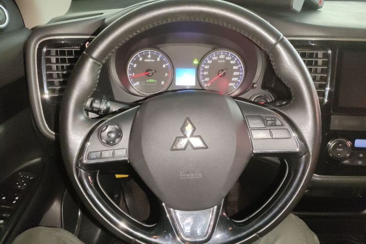 三菱 欧蓝德 2018款 2.0L 两驱荣耀版 5座中控内饰13