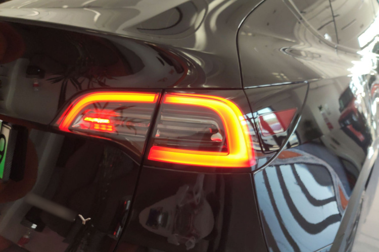 特斯拉 Model Y 2023款 长续航全轮驱动版车身外观9