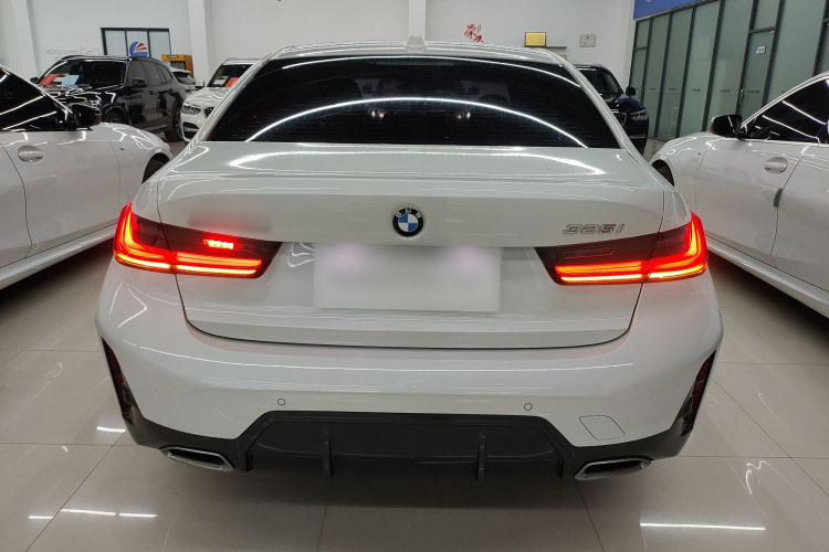 宝马3系 2024款 325i M运动套装车身外观6